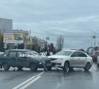 В Курске жестко столкнулись автомобили