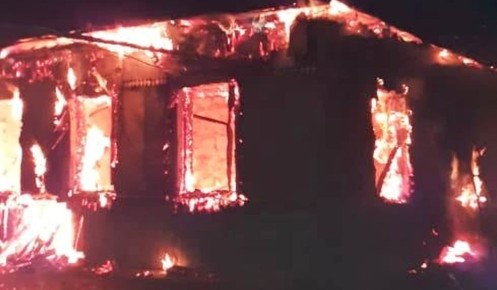 В Курской области вечером 31 октября сгорел нежилой дом