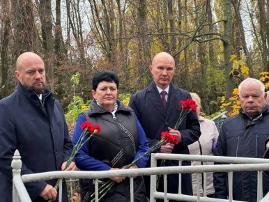 Куряне возложили цветы к могилам ополченцев