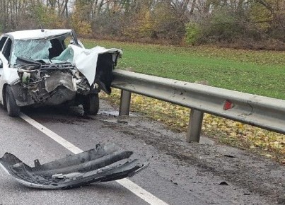 В Курской области столкнулись легковушка и «КамАЗ» на федеральной трассе