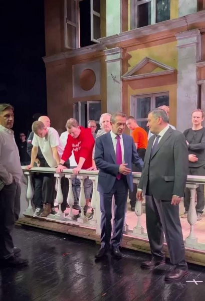 Хинштейн показал видео с репетиции «Ревизора» с Владимиром Машковым