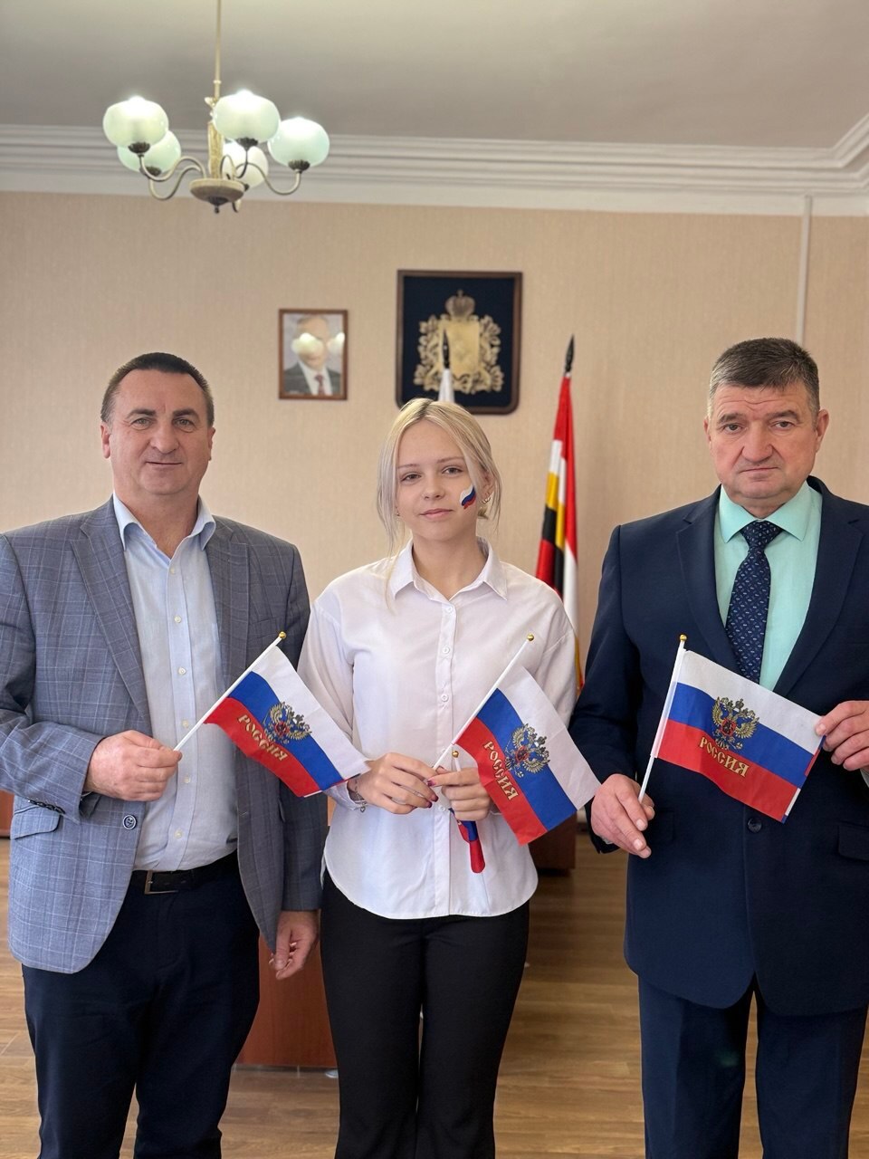 В преддверии Дня народного единства активисты «Движения Первых» провели патриотическую акцию «Российский триколор объединяет»