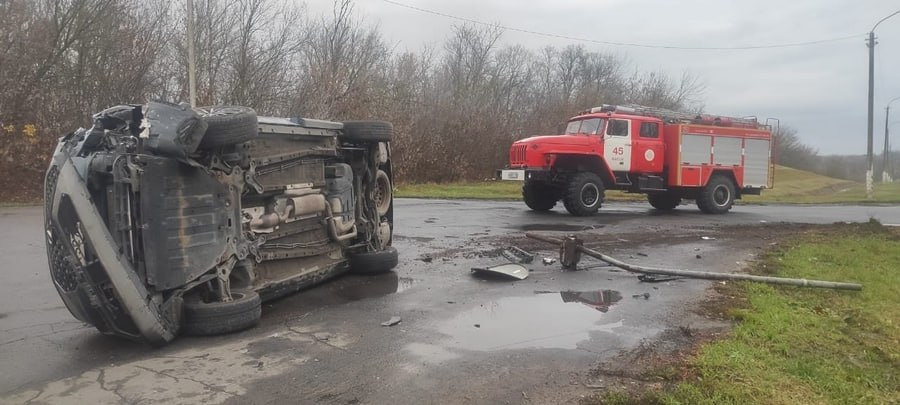В Курской области сбила столб и перевернулась иномарка