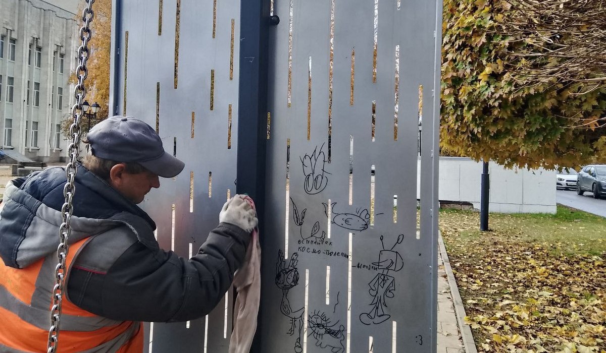 В Курске на Театральной площади отмыли качели и лавочки