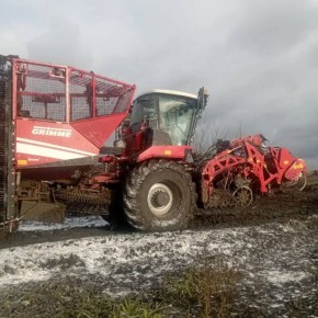 Свеклоуборочный комбайн загорелся в Мантуровском районе