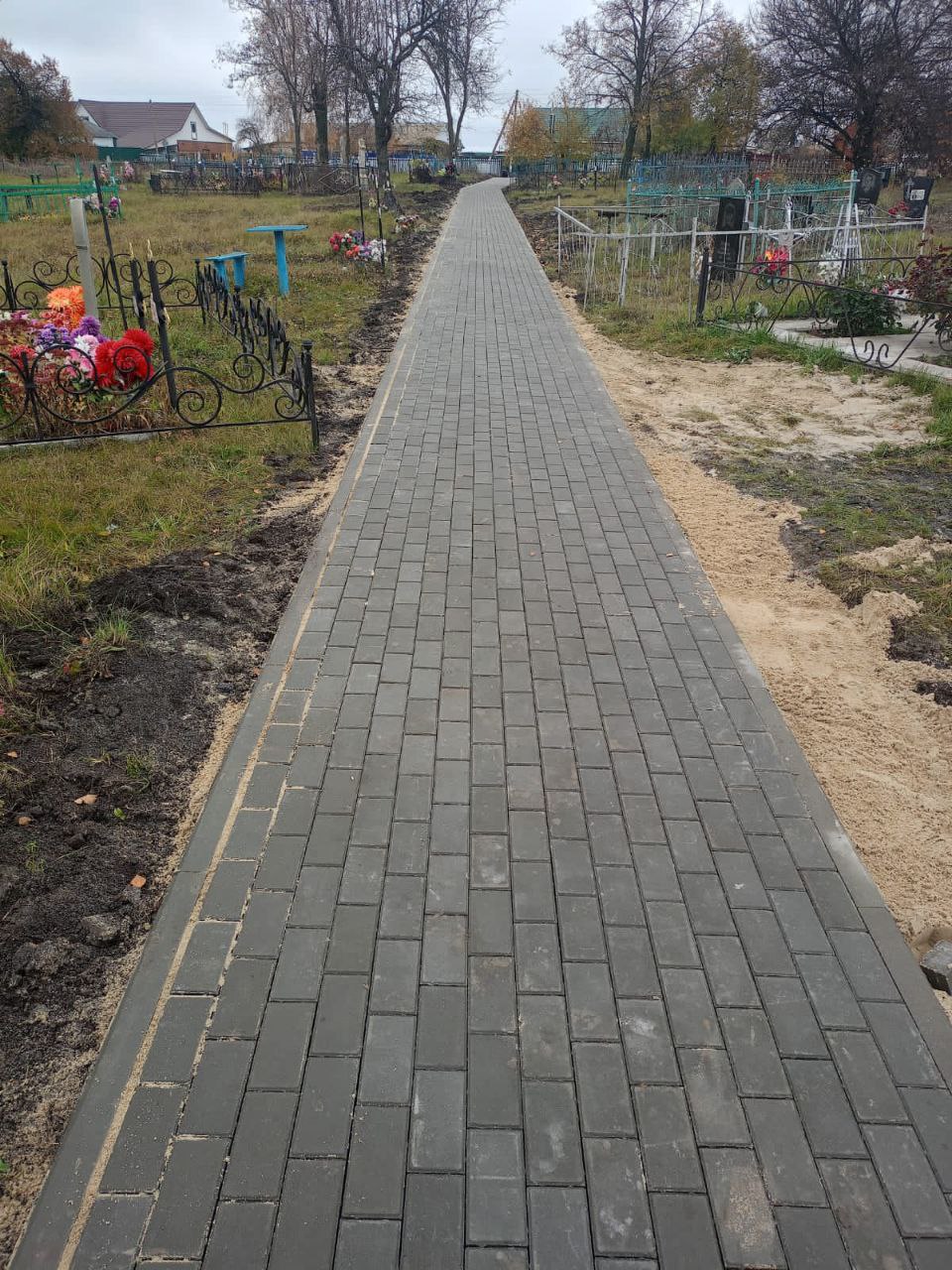 Николай Волобуев: Несмотря на сложную оперативную обстановку в с. Щеголек  на территории кладбища проведено благоустройство, уложена тротуарная дорожка