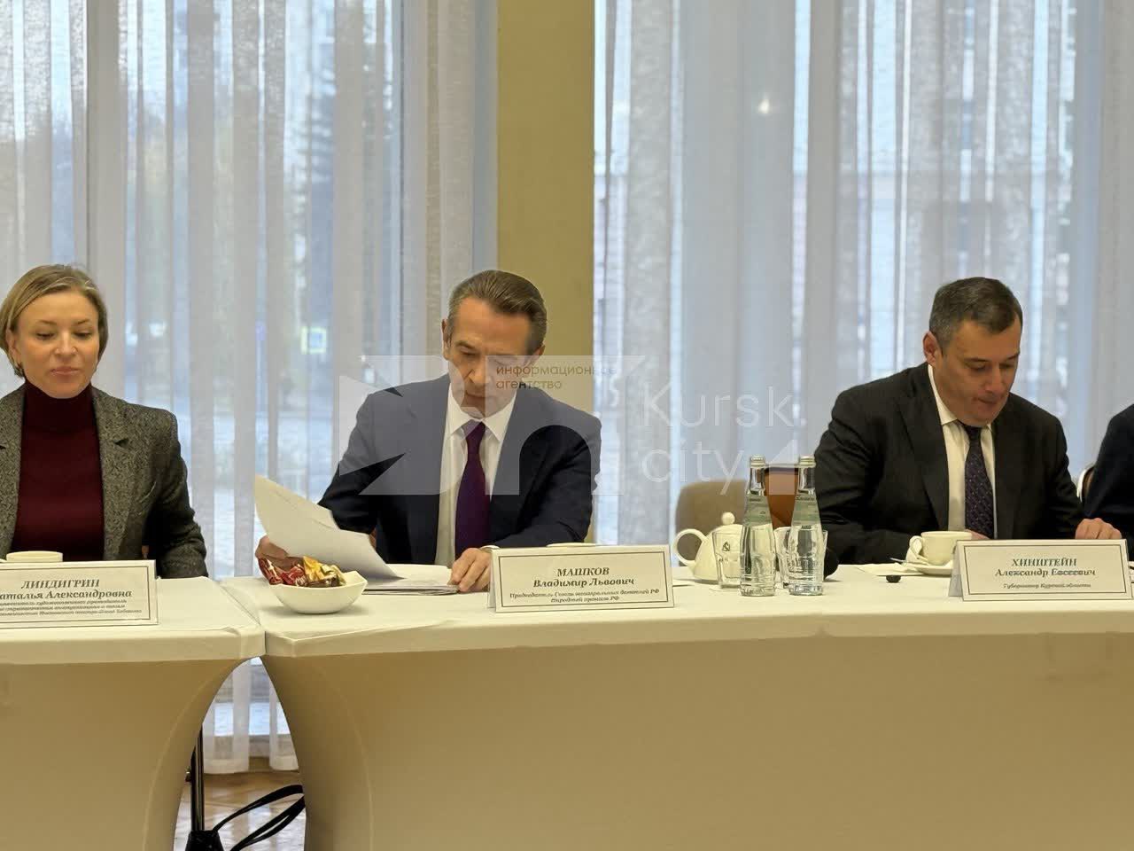 Владимир Машков приехал в Курск! Прямо сейчас в драмтеатре он проводит встречу с представителями курского регионального Союза театральных деятелей и артистами любительских театров региона