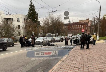 В жесткой аварии в центре Курска пострадал мотоциклист