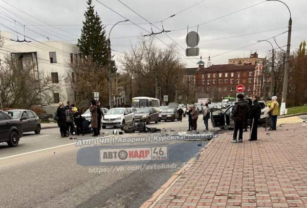 В жесткой аварии в центре Курска пострадал момоциклист