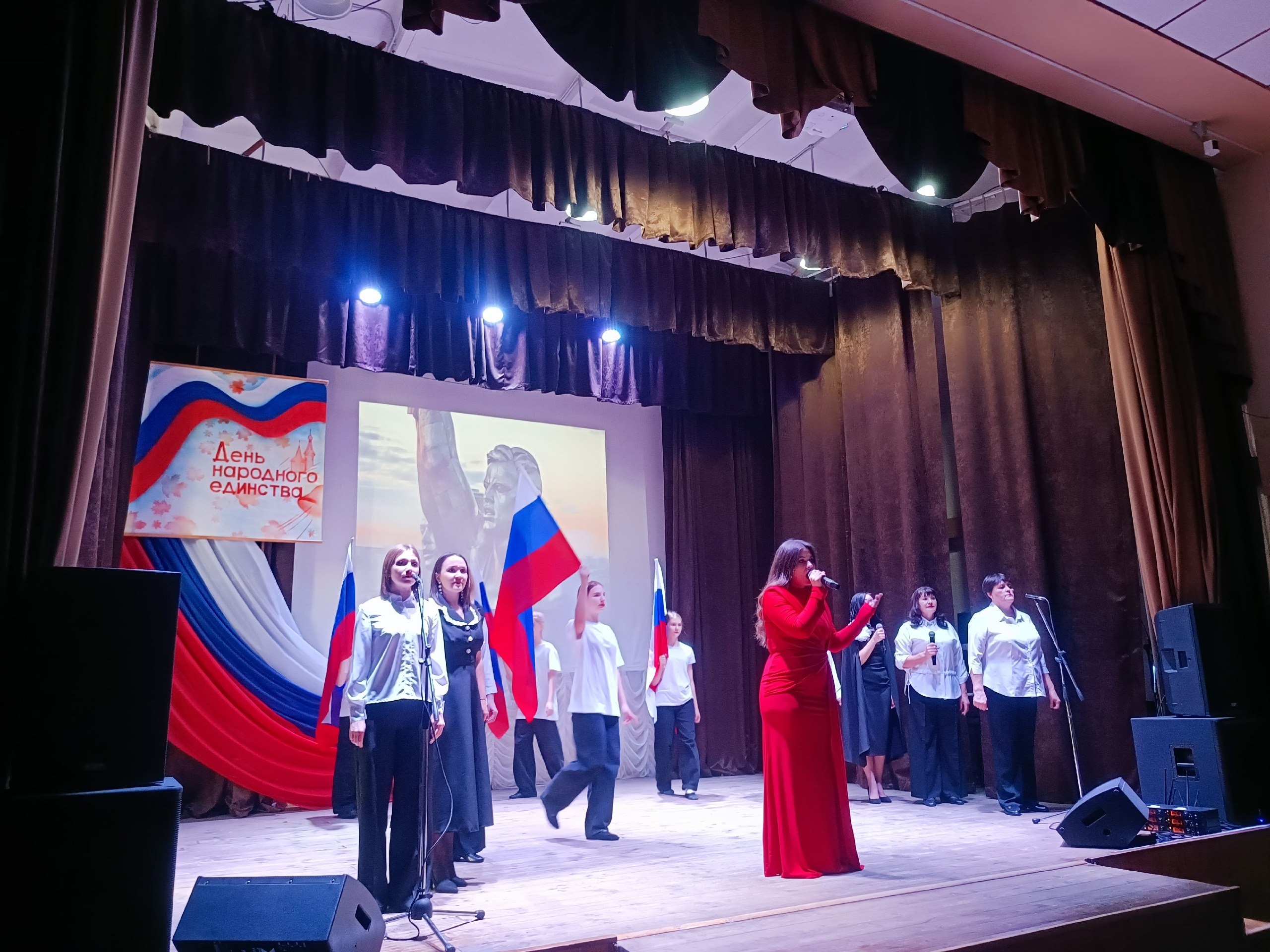 В киноконцертном зале поселка Поныри прошло торжественное мероприятие, посвященное Дню народного единства