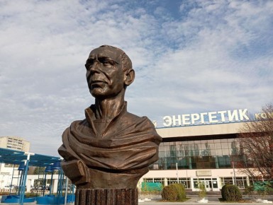 Памятник легенде фехтования Ильдару Мавлютову открыли в Курчатове