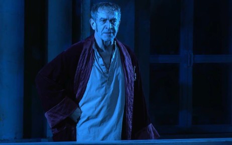 Куряне смотрят «Ревизора» в зале и на большом экране