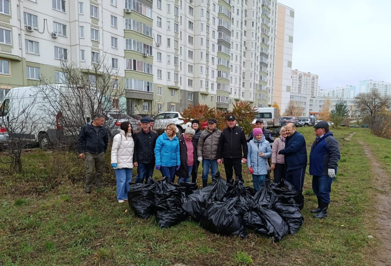 Сотрудники администрации Центрального округа провели субботник для уборки общественной территории вдоль домов 50 и 52 по проспекту Клыкова