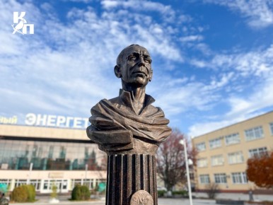 В Курчатове открыли памятник основателю курской фехтовальной школы Ильдару Мавлютову