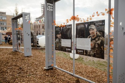 В Курске ко Дню народного единства представили выставку о героях трех военных операций «Поток»