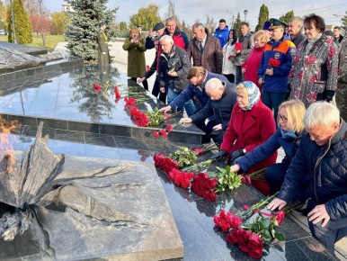 В честь Дня народного единства в Курске возложили цветы к Вечному огню