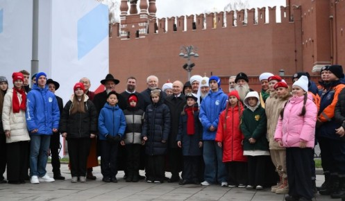 Школьник из Курска принял участие в церемонии у Вечного огня в Москве