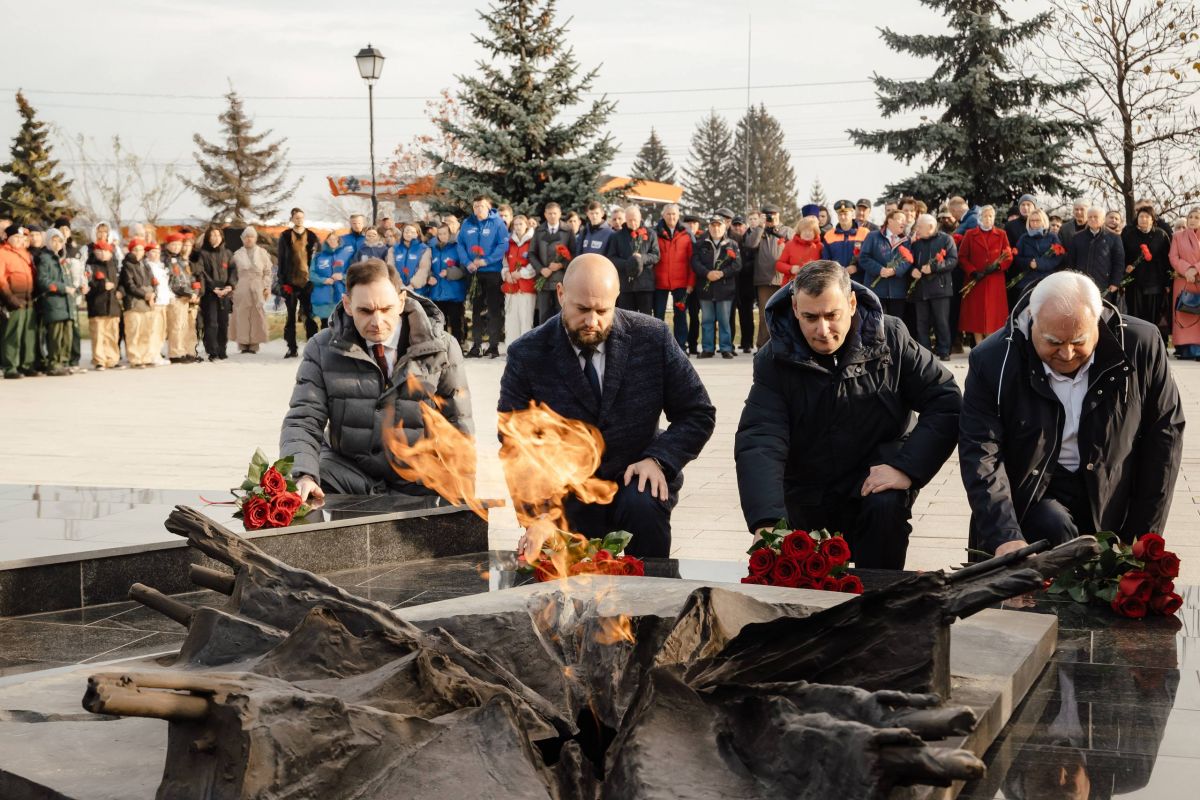 Куряне почтили память защитников у Вечного огня в День народного единства