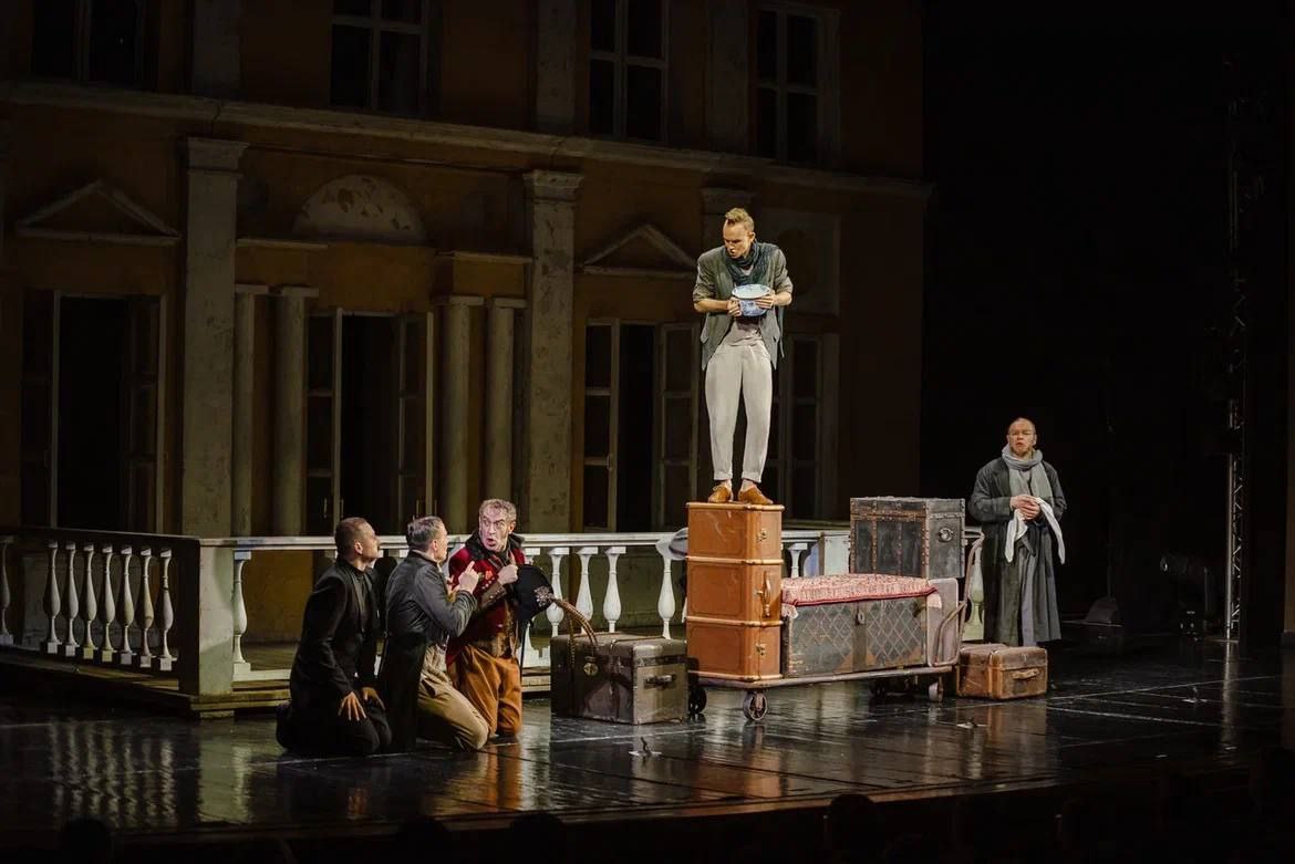 Более 7 тысяч человек посмотрели спектакль «Ревизор», который показали в Курске