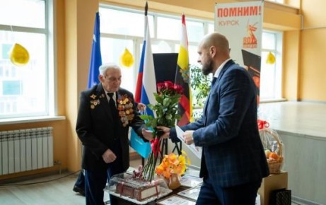 Мэр Курска поздравил с 95-летием ветерана Виктора Шатохина: в школе №3 прошёл праздничный вечер