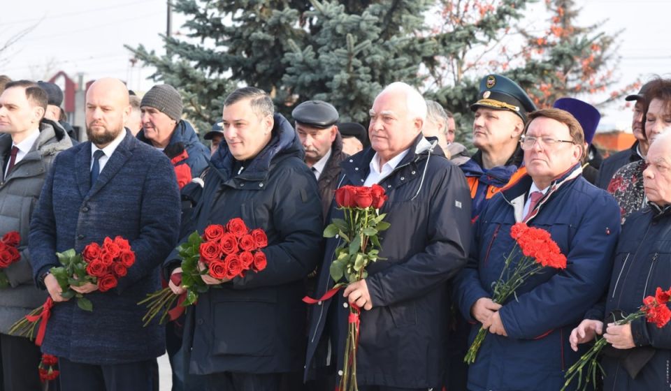 Губернатор Александр Хинштейн поздравил курян с Днем народного единства
