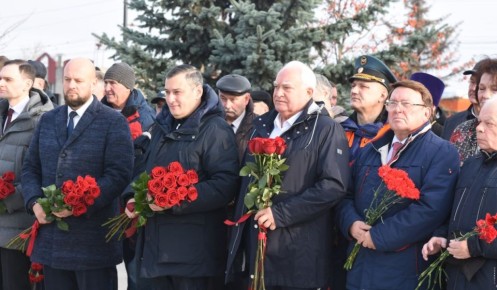 Губернатор Александр Хинштейн поздравил курян с Днем народного единства