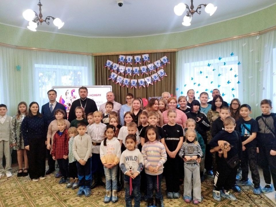 В День народного единства в Курском центре соцпомощи "Возрождение " прошел праздничный концерт "Страна Единая - Россия"