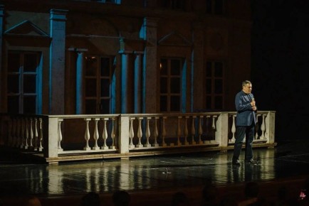 6,5 тысяч человек посмотрели спектакль "Ревизор" в онлайн-формате