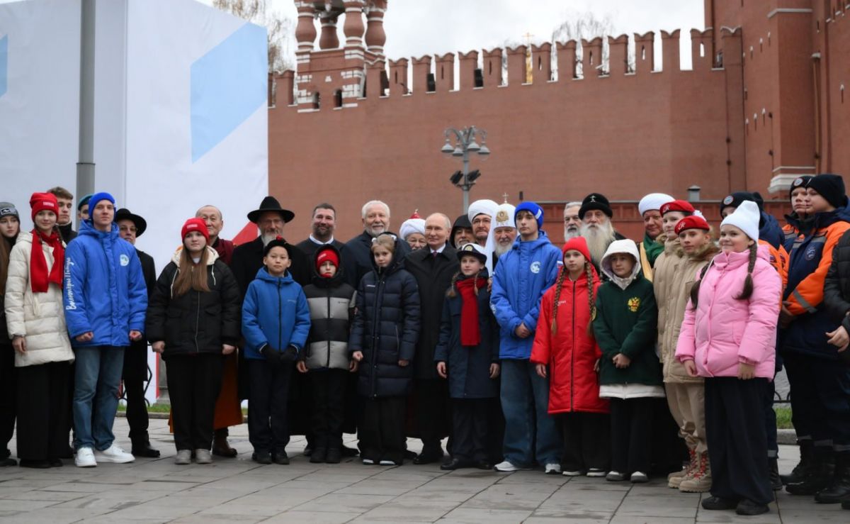 Курский школьник почтил память героев в Москве в День народного единства