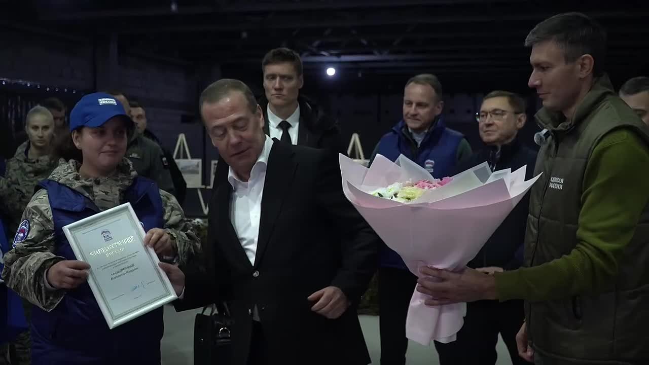 Дмитрий Медведев наградил волонтёров партии