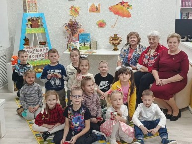 В детской библиотеке в Медвенском районе при поддержке нацпроекта «Семья» открылось новое пространство «Бабушкин дом»