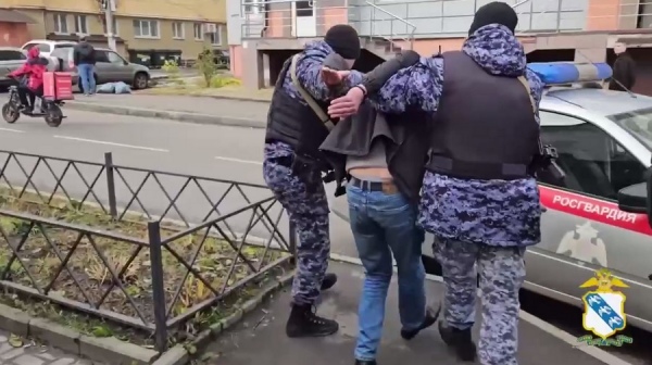 В Курске мужчина угрожал пистолетом сотруднице парикмахерской