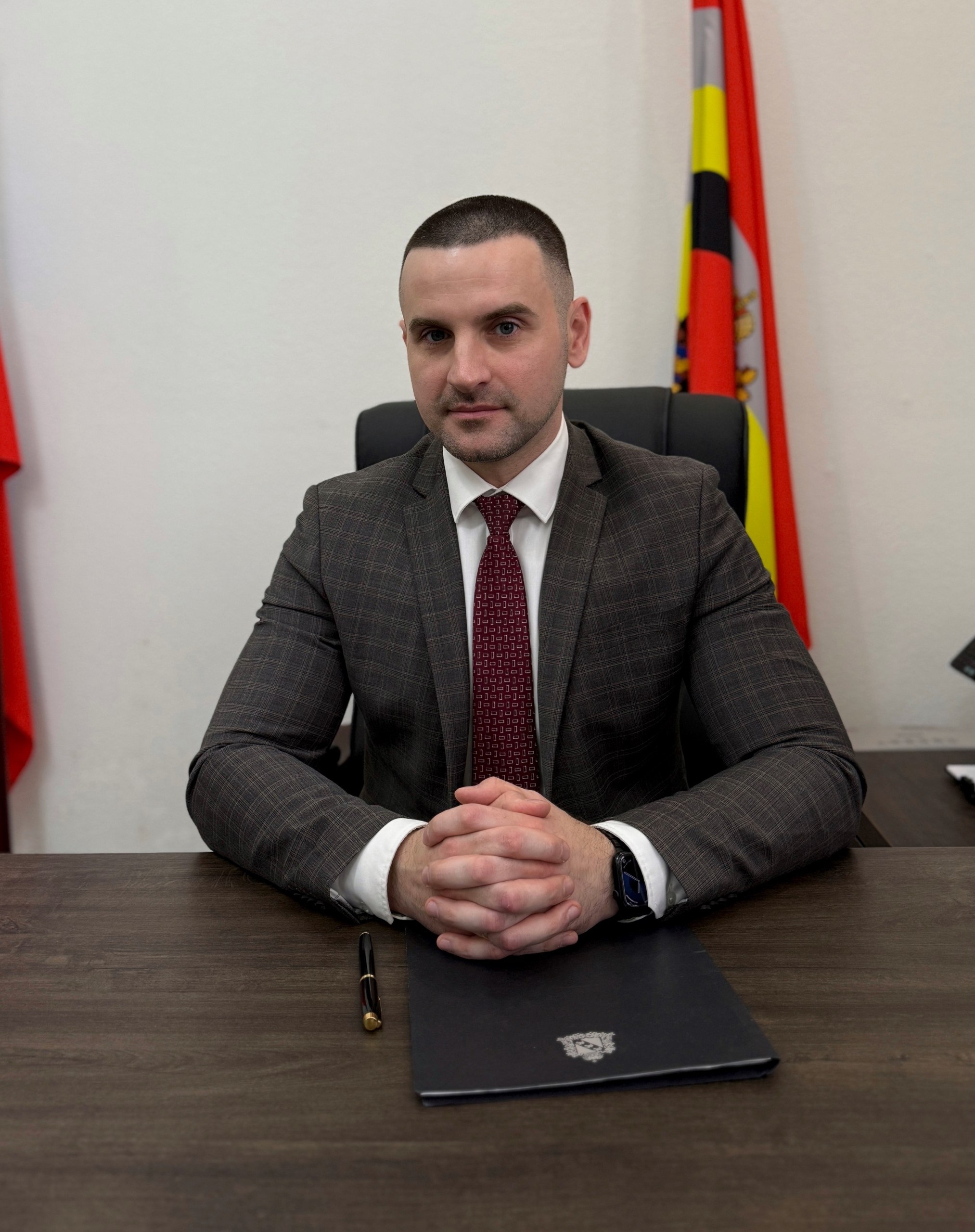 Губернатор Курской области Александр Евсеевич Хинштейн утвердил Савина Дмитрия Анатольевича в должности министра градостроительной политики, имущественных и земельных отношений Курской области