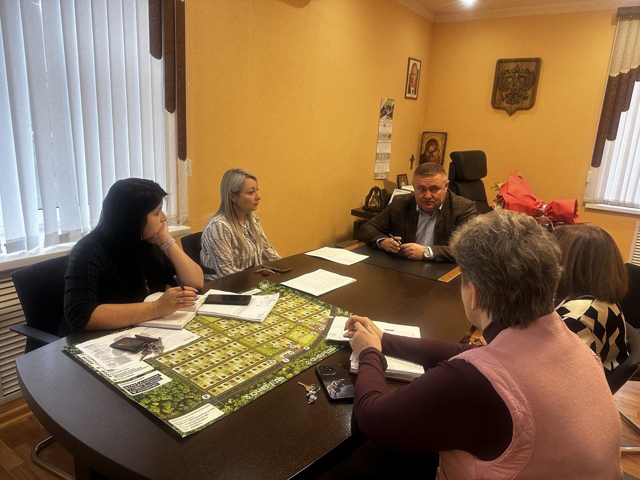 Олег Быковский: Сегодня, 5 ноября 2025 года, прошла рабочая планерка с начальниками подразделений администрации Октябрьского района, направленная на координацию действий на текущей неделе