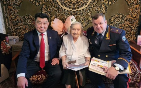 Полицейские Кузбасса поздравили ветерана Великой Отечественной Войны Анну Котенко со 102-летием