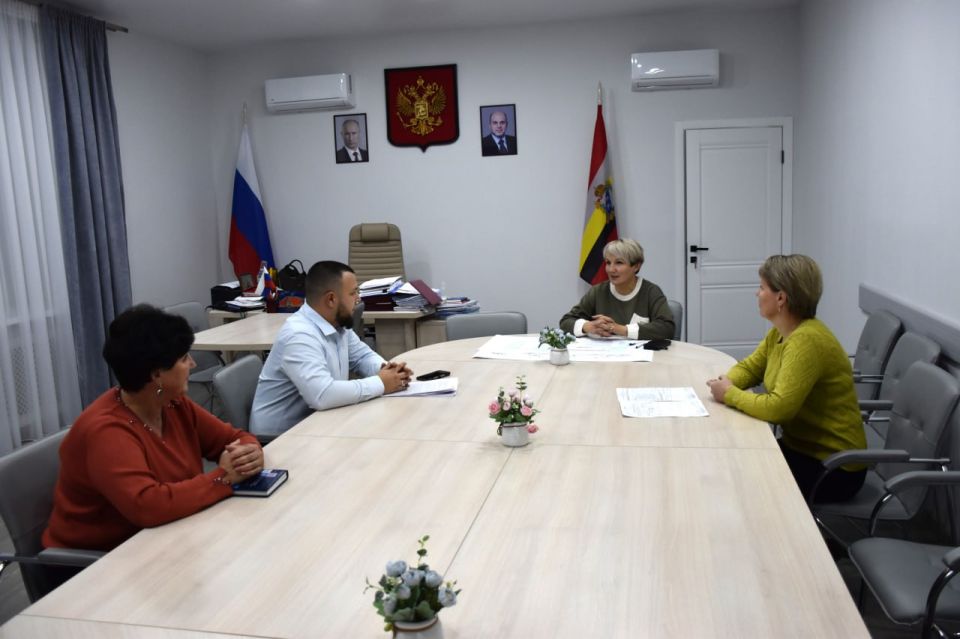 Нина Голубева: Сегодня состоялась рабочая встреча с Кириллом Сергеевичем Ольховиковым, руководителем подразделения АО «Росатом Энергосбыт» в Касторенском районе