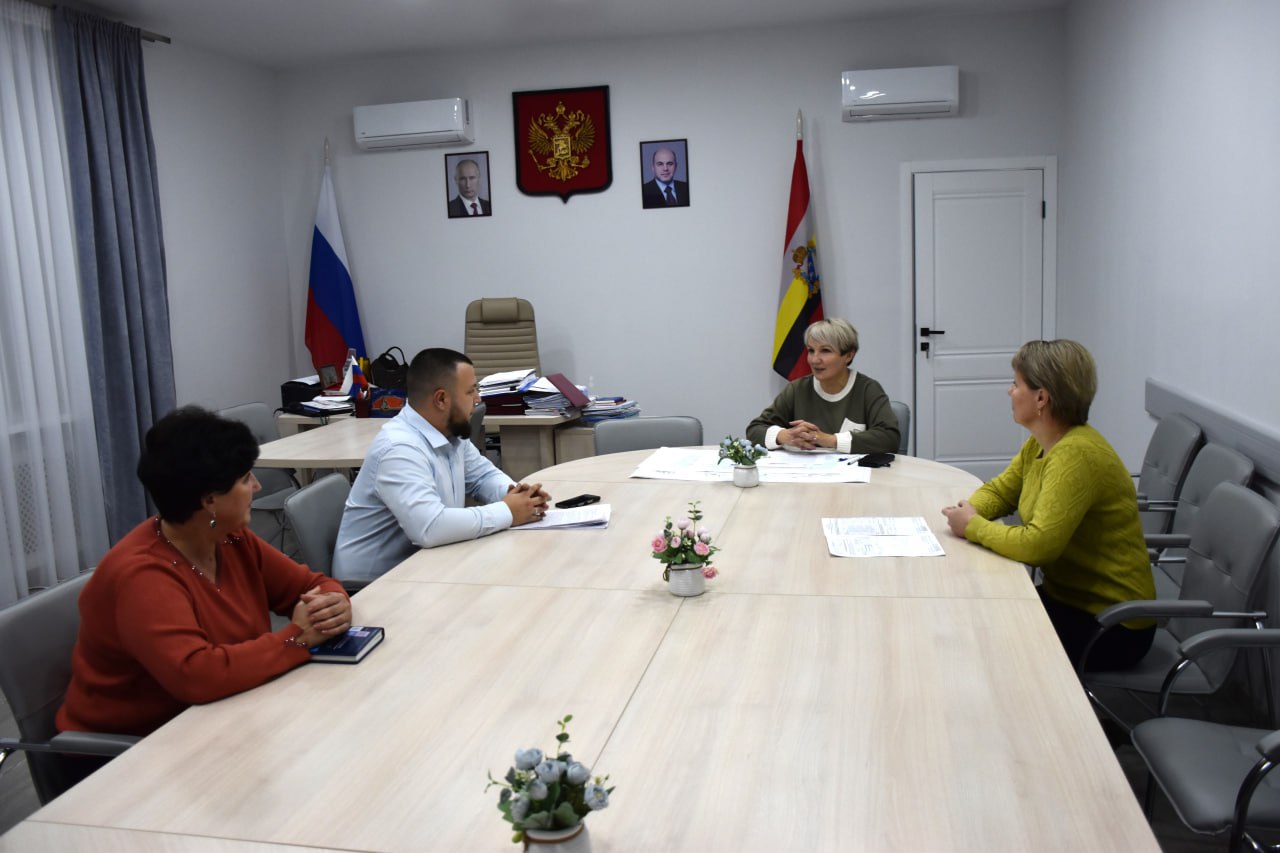 Нина Голубева: Сегодня состоялась рабочая встреча с Кириллом Сергеевичем Ольховиковым, руководителем подразделения АО «Росатом Энергосбыт» в Касторенском районе