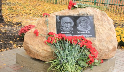 В Курской области открыли мемориал в честь погибших пиротехников МЧС