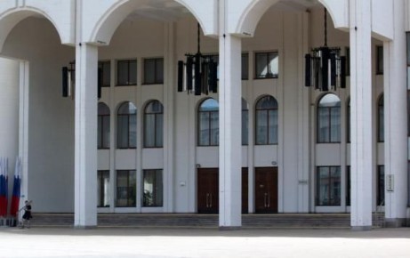 Губернатор Курской области раскритиковал продажу билетов на «Ревизора»: очередь у драмтеатра и одна касса