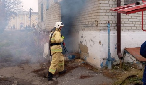 В Курской области в подвале дома загорелся мусор