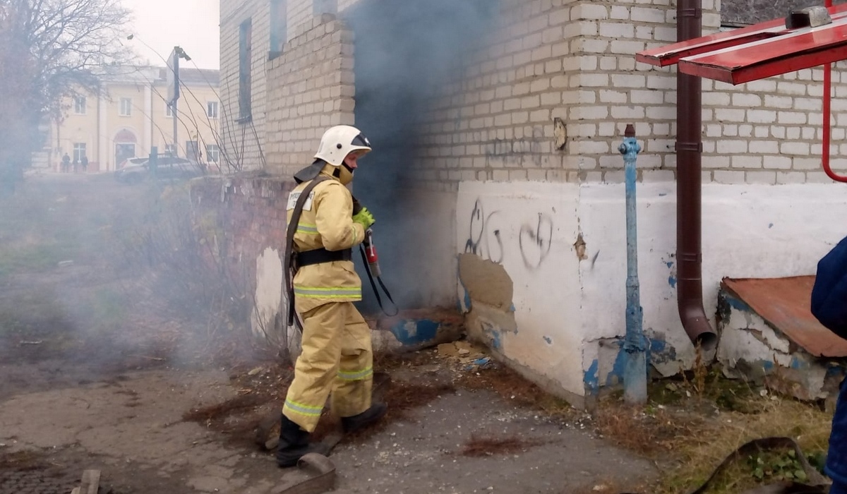 В Курской области в подвале дома загорелся мусор