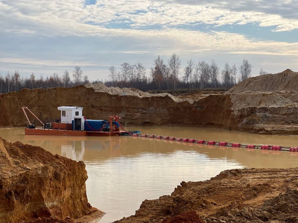 Как-то красиво! И по-марсиански что ли. Трубопроводы Composit с пластиковыми поплавками успешно эксплуатируются на земснаряде в суровой Челябинской области