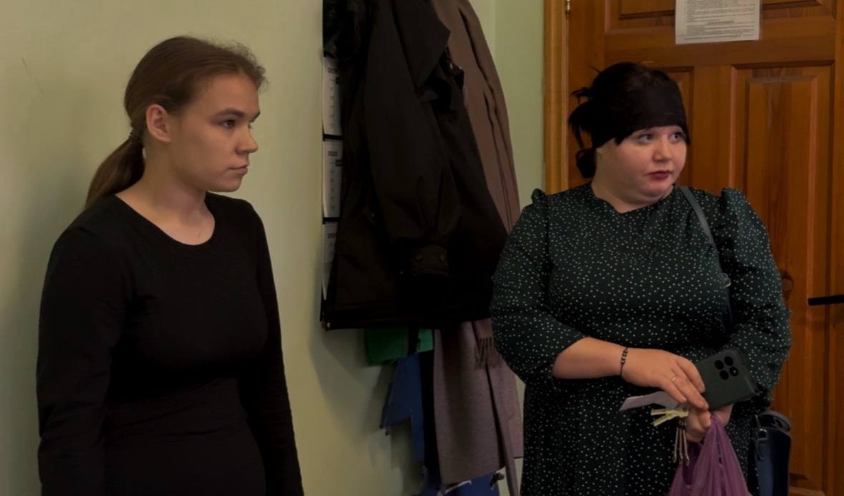 Алексей Спиридонов вручил ключи от квартир двум жительницам Суджанского района