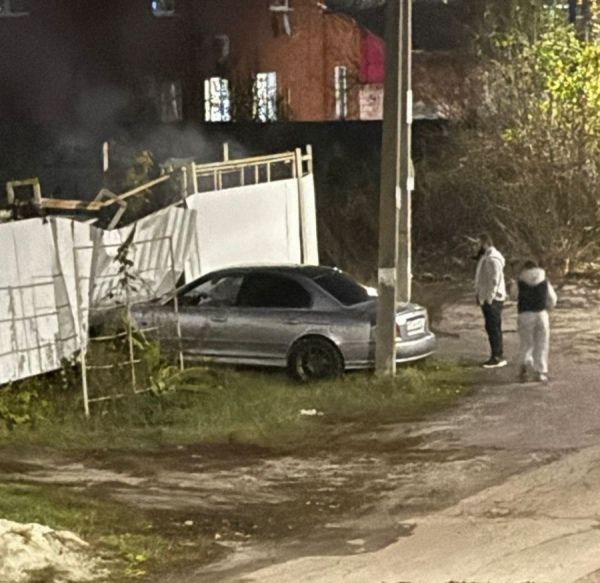 В Курске машина протаранила металлическое ограждение