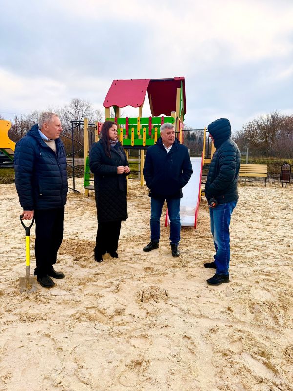 В Афанасьево скоро откроется новая детская площадка.Глава Обоянского района Игорь Глущенко посетил село Афанасьево, чтобы осмотреть новую площадку