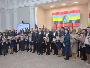 Александр Хинштейн поздравил работников суда с профессиональным праздником