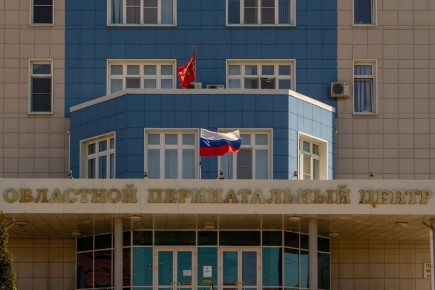 Хинштейн поручил организовать парковку для пациенток у перинатального центра в Курске