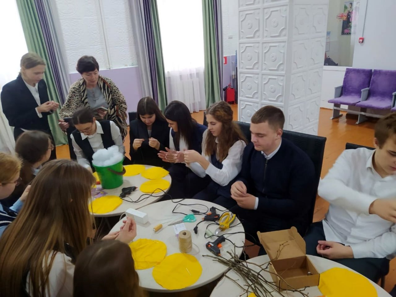 В культурно-досуговом центре «Комета» для девятиклассников Фатежской средней школы №1 прошел увлекательный мастер-класс по изготовлению текстильной тыквы – яркого и стильного аксессуара
