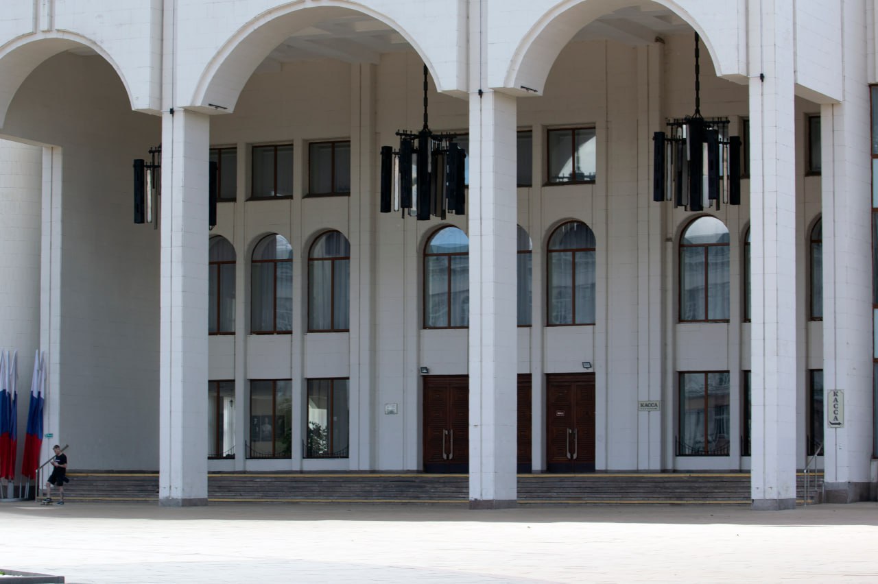 Губернатор Курской области раскритиковал продажу билетов на «Ревизора»: очередь у драмтеатра и одна касса