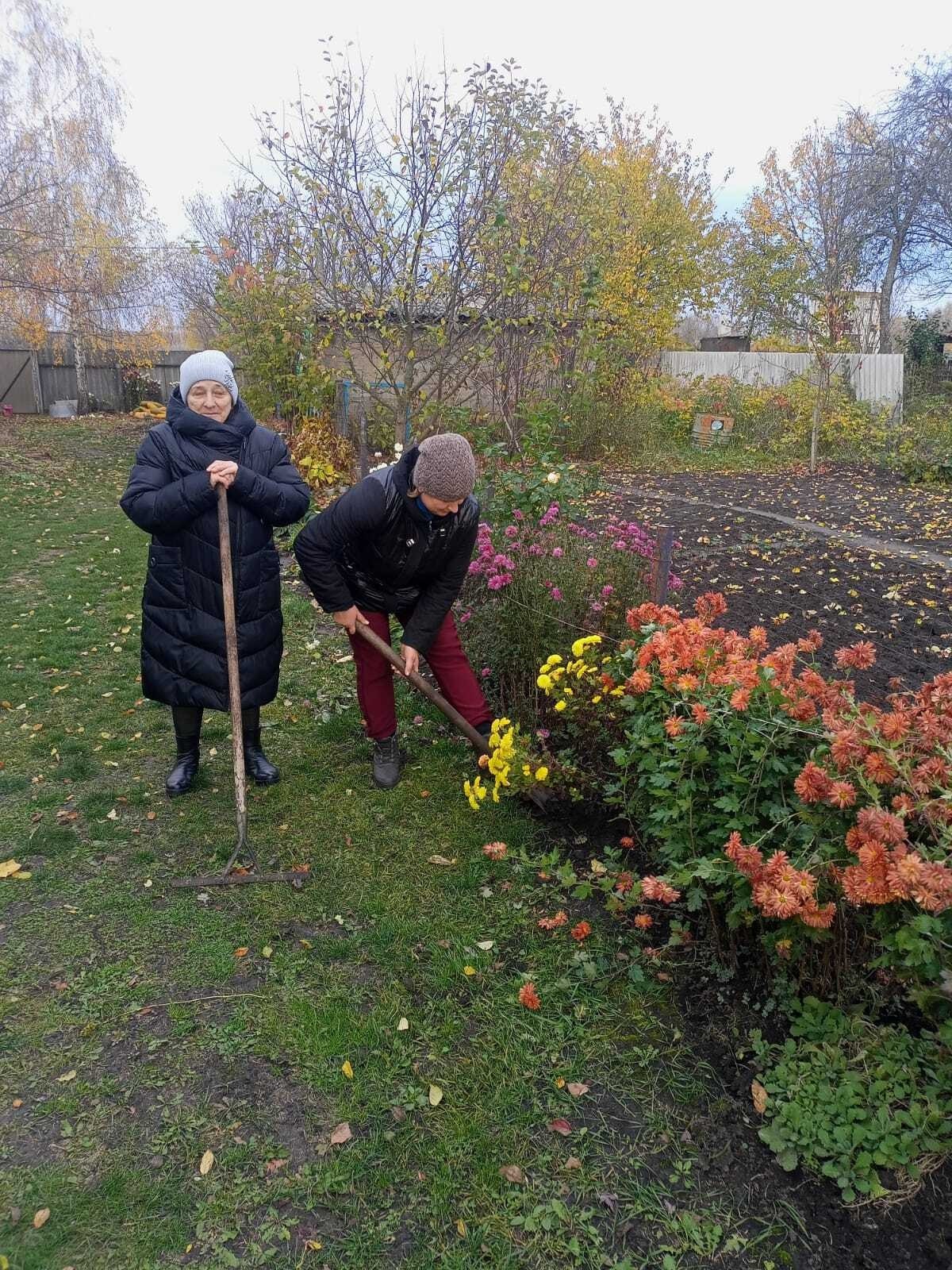 В рамках акции «Забота в каждый дом» волонтёры Льговского межрайонного центра социального обслуживания активно помогают получателям социальных услуг Центра